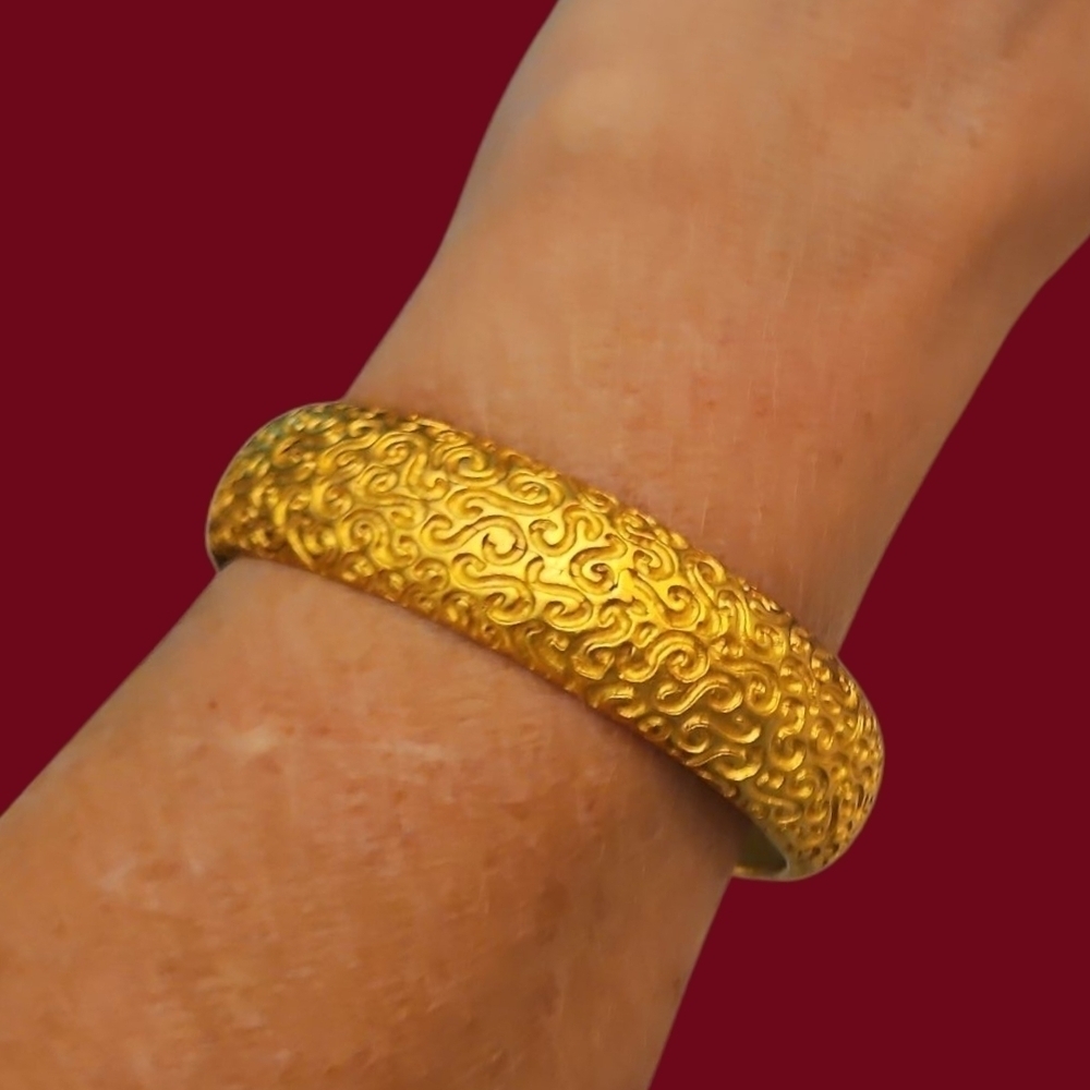 Vtg ANNE KLEIN 1980s Elegant Gold Plated Swirl Bangle Bracelet
